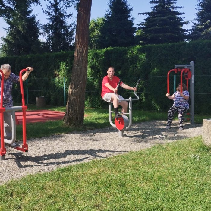 Uczestnik zajęć kulinarnych przekłada przygotowaną masę na patelnię podczas gotowania.