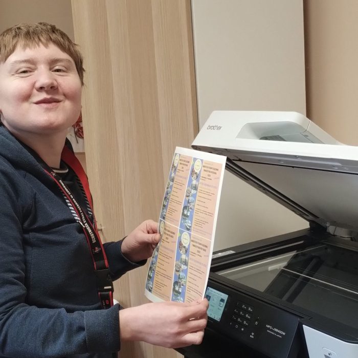 Uczestnicy zajęć wykonują prace plastyczne i rękodzielnicze przy wspólnym stole.